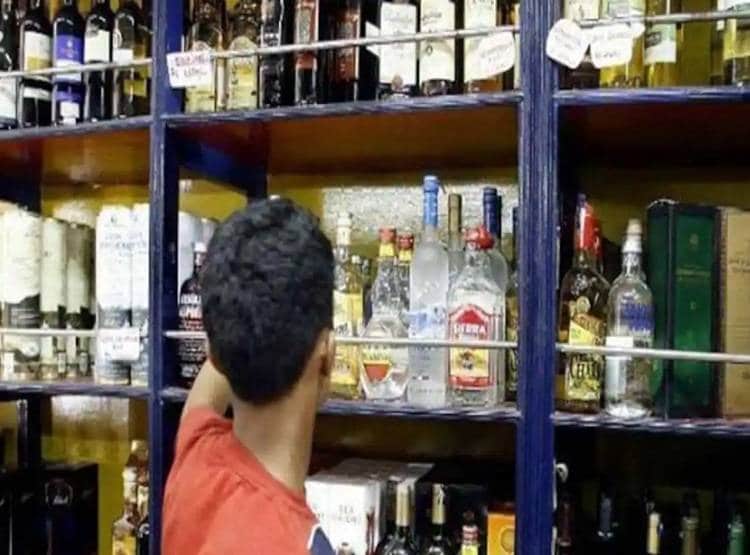 पेट्रोल टैंकर में छुपा कर शराब की तस्करी, पुलिस ने 190 बोतलें बरामद कीं