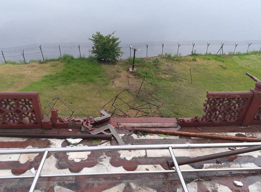 आंधी-बारिश से ताजमहल परिसर में भी नुकसान, रेलिंग टूटी-पेड़ गिरे