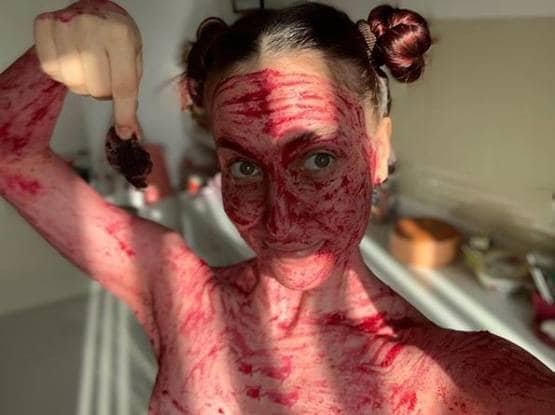 लॉकडाउन में एली ने लिया बीटरूट स्पा, मेड बोली- एलियन लग रही हो