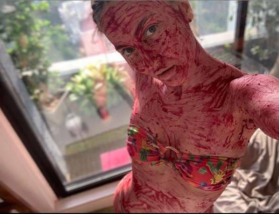 लॉकडाउन में एली ने लिया बीटरूट स्पा, मेड बोली- एलियन लग रही हो