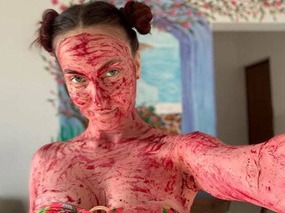 लॉकडाउन में एली ने लिया बीटरूट स्पा, मेड बोली- एलियन लग रही हो