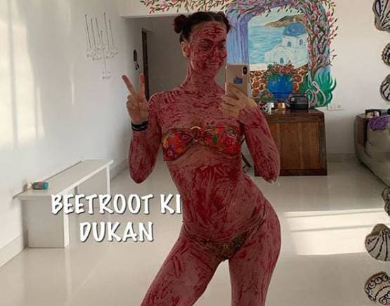 लॉकडाउन में एली ने लिया बीटरूट स्पा, मेड बोली- एलियन लग रही हो