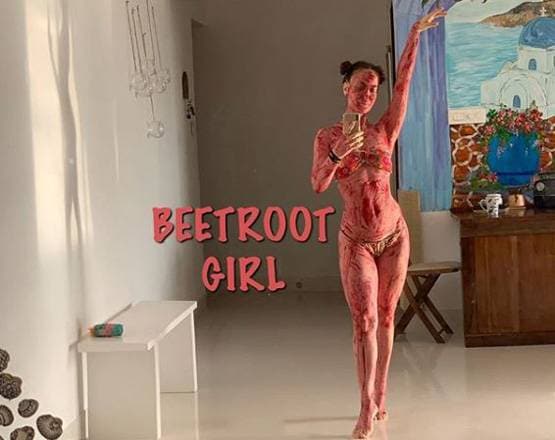लॉकडाउन में एली ने लिया बीटरूट स्पा, मेड बोली- एलियन लग रही हो