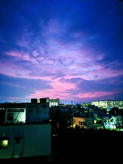 सदी के सबसे बड़े तूफान के बाद इस शहर में आसमान ने बदला रंग, हुआ गुलाबी