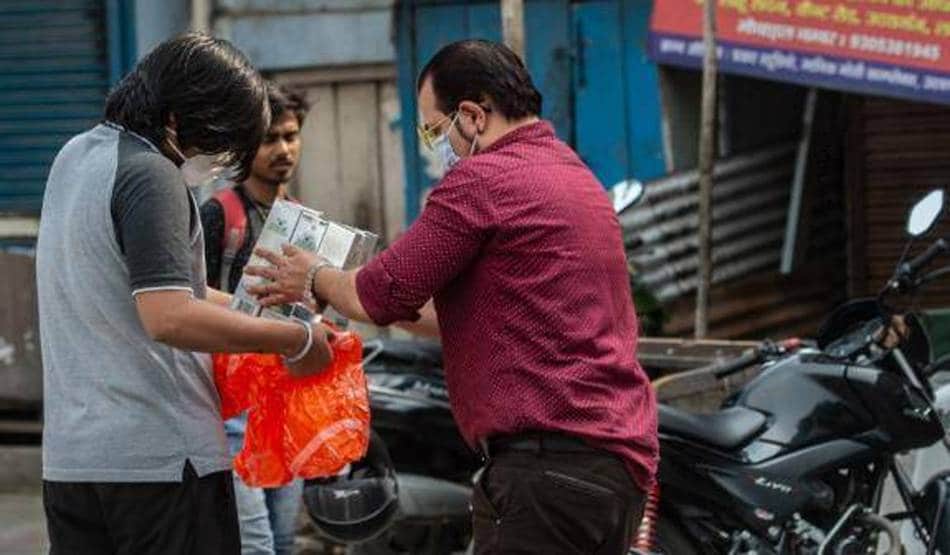 शराब खरीदकर बोरी में भरते दिखे लोग, सोशल डिस्टेंसिंग की फिक्र नहीं