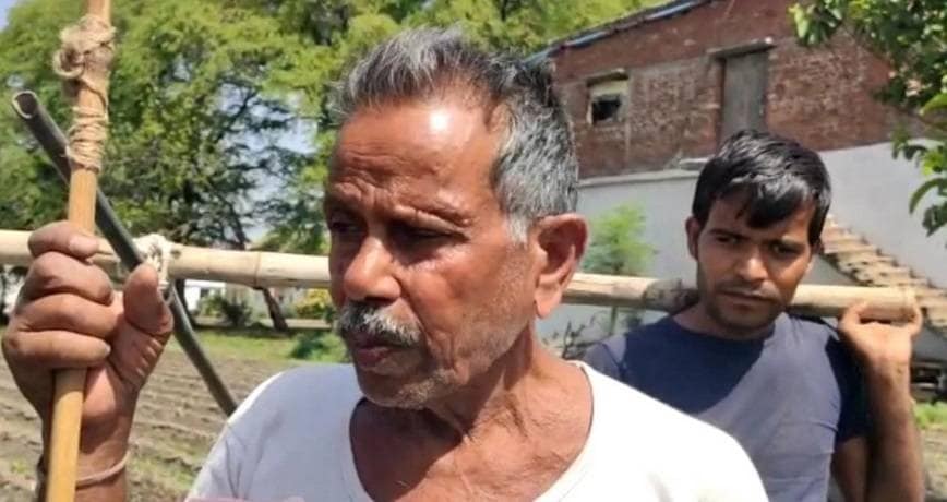 गरीबी में बीमार पड़े बैल तो बेटों को हल से लगाकर किसान ने जोता खेत