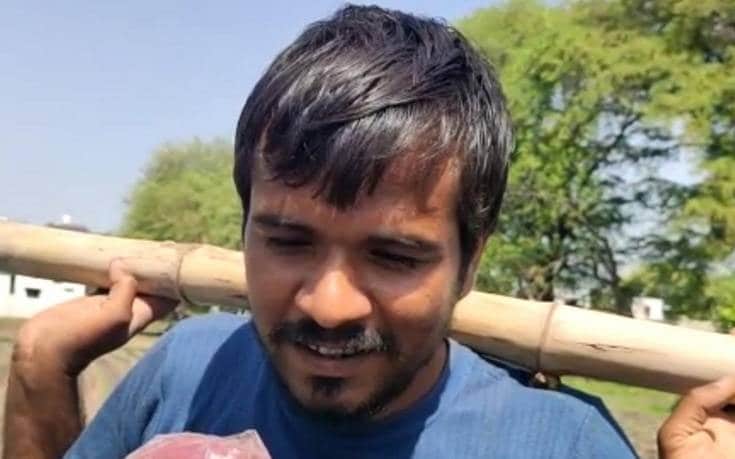 गरीबी में बीमार पड़े बैल तो बेटों को हल से लगाकर किसान ने जोता खेत