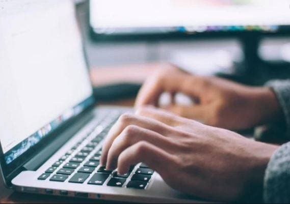 Zoom ऐप पर बच्चे कर रहे थे ऑनलाइन पढ़ाई, अचानक चलने लगा पोर्न