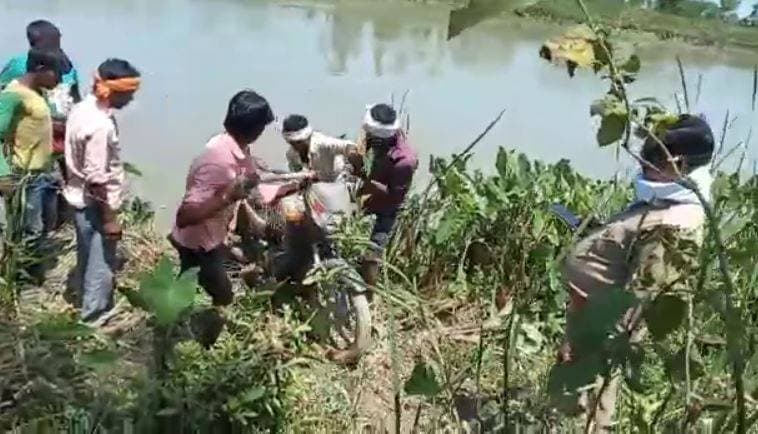 नदी में मछली पकड़ने उतरा मछुआरा, जाल में फंसी प्लैटिना बाइक