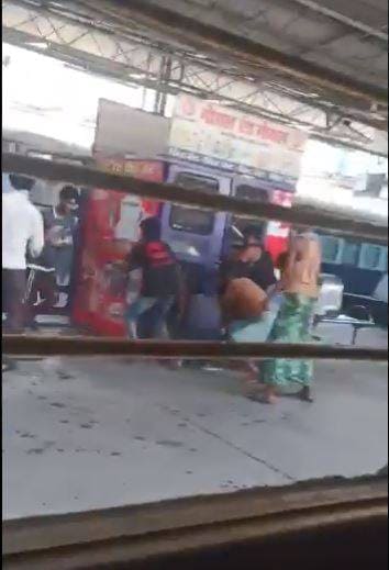 भूख के आगे मजबूर हुए मजदूर, रेलवे स्टेशन पर लूट ली फूड वेंडिंग मशीन