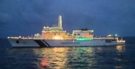 नेवी ने अलग अंदाज में दी कोरोना कर्मवीरों को सलामी, देखें तस्वीरें