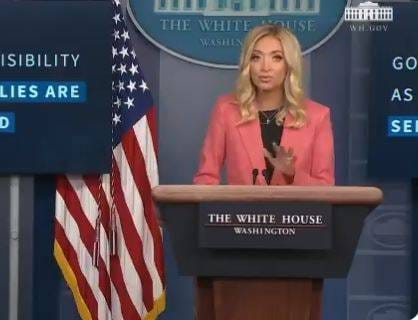 ट्रंप की प्रेस सेक्रेटरी ने लीक की उनके बैंक खातों की जानकारी