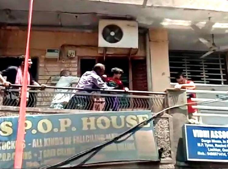 3 मंजिला मकान में लगी आग तो मासूमों की चीख से दहला इलाका, जिंदा जले सात