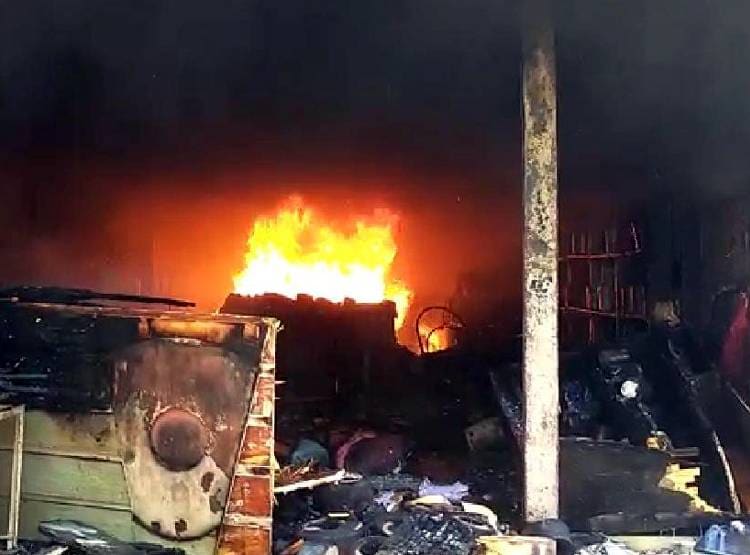 3 मंजिला मकान में लगी आग तो मासूमों की चीख से दहला इलाका, जिंदा जले सात