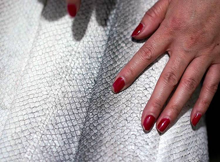 चीनः ये हैं 'जलपरियों के वंशज', इनके कपड़े बनते हैं मछलियों की खाल से