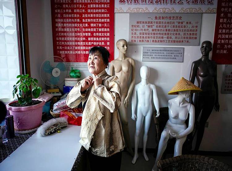 चीनः ये हैं 'जलपरियों के वंशज', इनके कपड़े बनते हैं मछलियों की खाल से