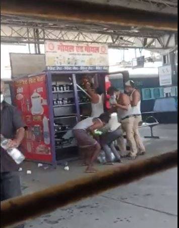 भूख के आगे मजबूर हुए मजदूर, रेलवे स्टेशन पर लूट ली फूड वेंडिंग मशीन