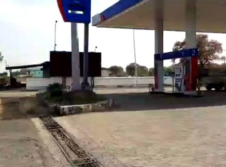 भाई संग बाइक में पेट्रोल भरवाने गई थी लड़की, 7 लड़कों ने किया गैंगरेप