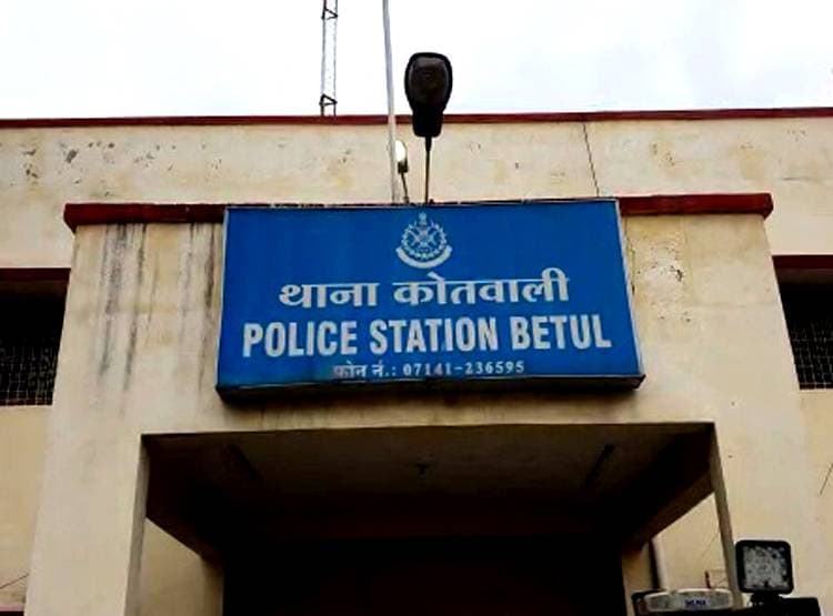 भाई संग बाइक में पेट्रोल भरवाने गई थी लड़की, 7 लड़कों ने किया गैंगरेप