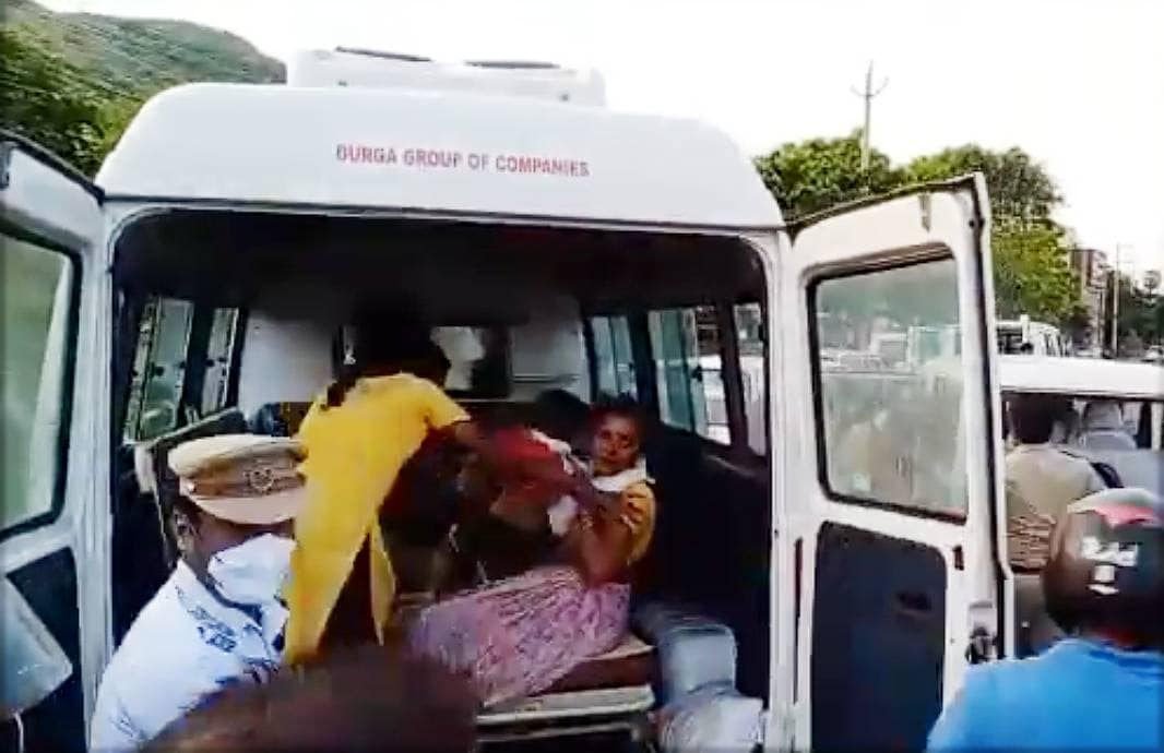 विशाखापट्टनम: गैस लीक का भयावह मंजर, सड़क पर ही गिरने लगे लोग