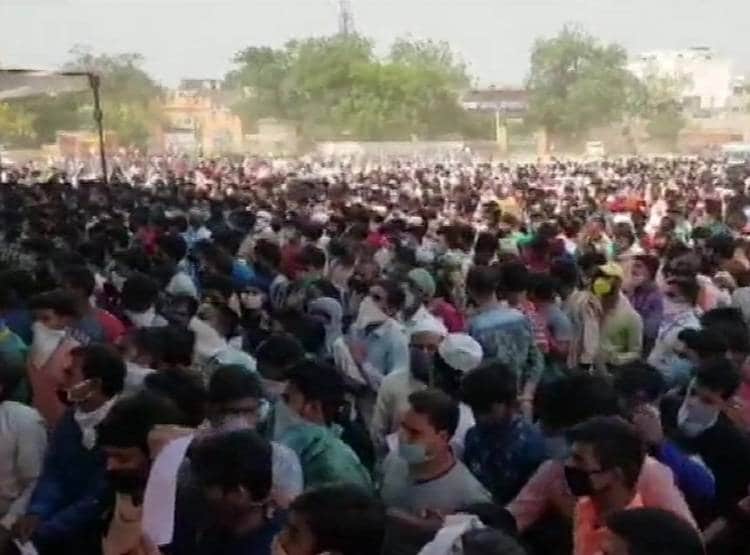गाजियाबाद: भारी संख्या में उमड़े मजदूर, सोशल डिस्टेंसिंग की उड़ी धज्जियां