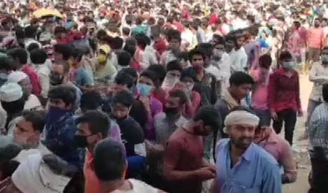 गाजियाबाद: भारी संख्या में उमड़े मजदूर, सोशल डिस्टेंसिंग की उड़ी धज्जियां