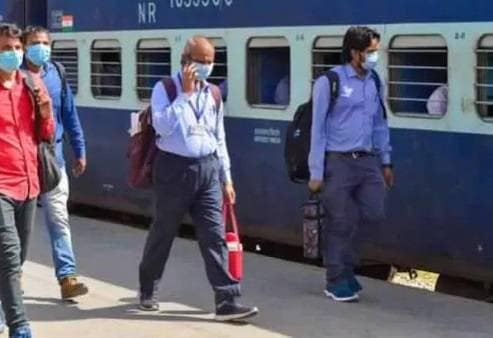 गाजियाबाद: भारी संख्या में उमड़े मजदूर, सोशल डिस्टेंसिंग की उड़ी धज्जियां