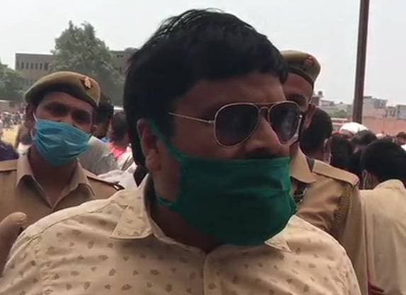 गाजियाबाद: भारी संख्या में उमड़े मजदूर, सोशल डिस्टेंसिंग की उड़ी धज्जियां