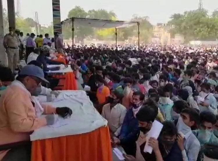 गाजियाबाद: भारी संख्या में उमड़े मजदूर, सोशल डिस्टेंसिंग की उड़ी धज्जियां