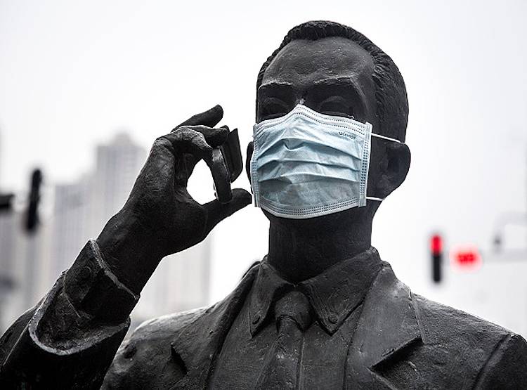 कोरोना संकट में मास्क लगाए दिखीं मूर्तियां, दुनिया हो गई स्टैच्यू!