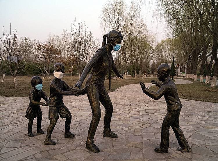 कोरोना संकट में मास्क लगाए दिखीं मूर्तियां, दुनिया हो गई स्टैच्यू!