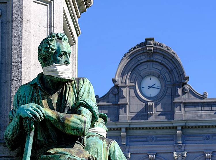 कोरोना संकट में मास्क लगाए दिखीं मूर्तियां, दुनिया हो गई स्टैच्यू!