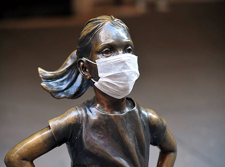 कोरोना संकट में मास्क लगाए दिखीं मूर्तियां, दुनिया हो गई स्टैच्यू!