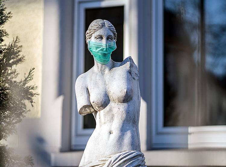 कोरोना संकट में मास्क लगाए दिखीं मूर्तियां, दुनिया हो गई स्टैच्यू!