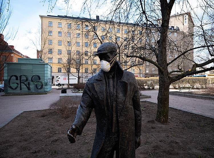 कोरोना संकट में मास्क लगाए दिखीं मूर्तियां, दुनिया हो गई स्टैच्यू!