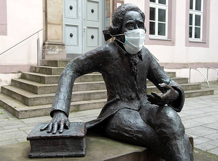 कोरोना संकट में मास्क लगाए दिखीं मूर्तियां, दुनिया हो गई स्टैच्यू!