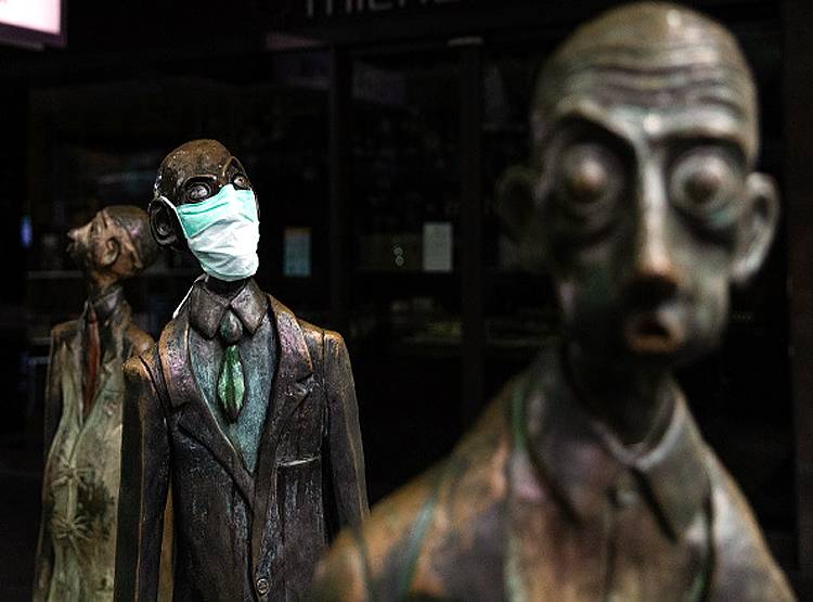 कोरोना संकट में मास्क लगाए दिखीं मूर्तियां, दुनिया हो गई स्टैच्यू!