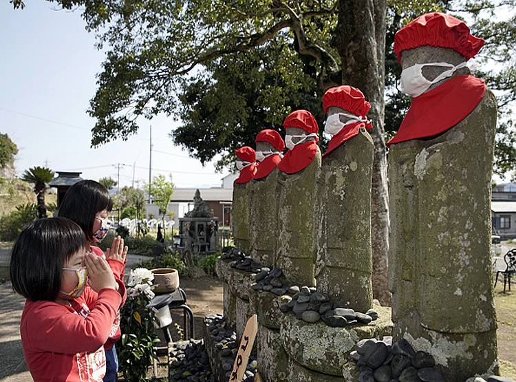 कोरोना संकट में मास्क लगाए दिखीं मूर्तियां, दुनिया हो गई स्टैच्यू!