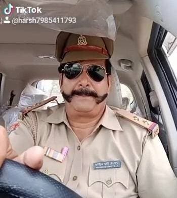 बीच सड़क पर दारोगा ने बनाया टिकटॉक वीडियो, हवा में लहराई एके-47