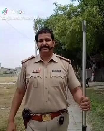 बीच सड़क पर दारोगा ने बनाया टिकटॉक वीडियो, हवा में लहराई एके-47