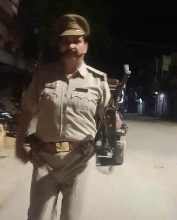 बीच सड़क पर दारोगा ने बनाया टिकटॉक वीडियो, हवा में लहराई एके-47