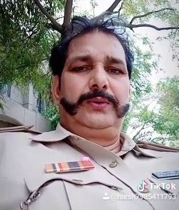 बीच सड़क पर दारोगा ने बनाया टिकटॉक वीडियो, हवा में लहराई एके-47