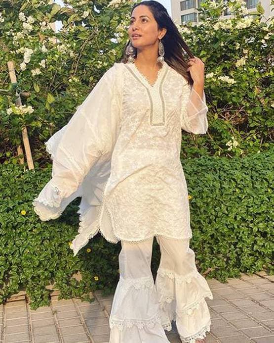 हिना खान ने व्हाइट आउटफिट में शेयर की फोटोज, कही ये पॉजिटिव बात