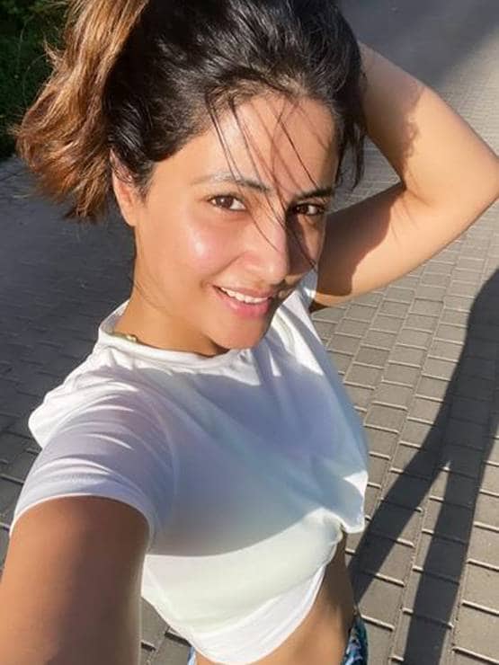 लॉकडाउन में हिना खान का वर्कआउट, शेयर की सनकिस्ड फोटो