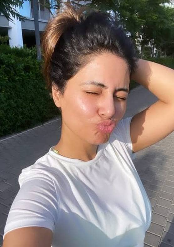 लॉकडाउन में हिना खान का वर्कआउट, शेयर की सनकिस्ड फोटो