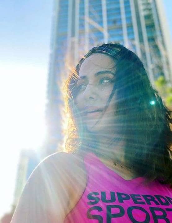 हिना खान ने व्हाइट आउटफिट में शेयर की फोटोज, कही ये पॉजिटिव बात