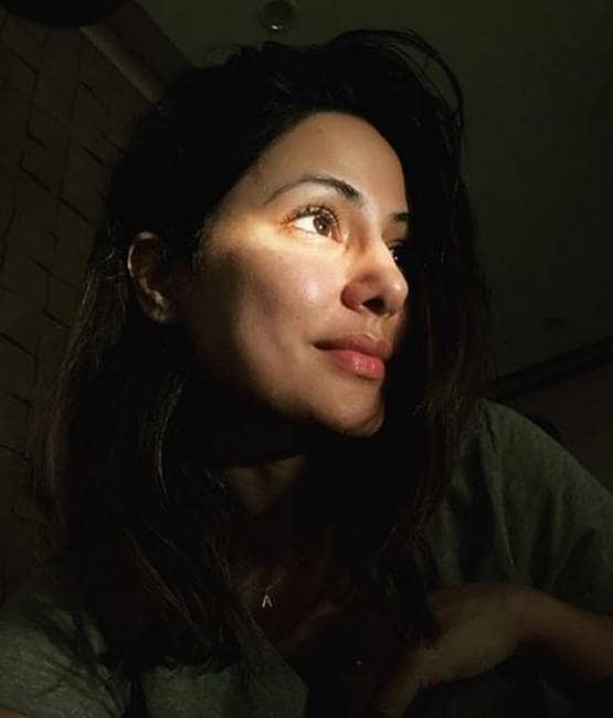 हिना खान ने व्हाइट आउटफिट में शेयर की फोटोज, कही ये पॉजिटिव बात