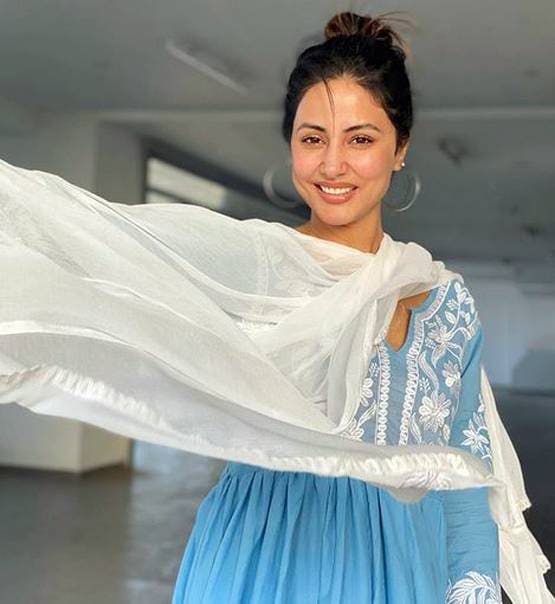 लॉकडाउन में हिना खान का लुक वायरल, सलवार-शूट में छाईं एक्ट्रेस