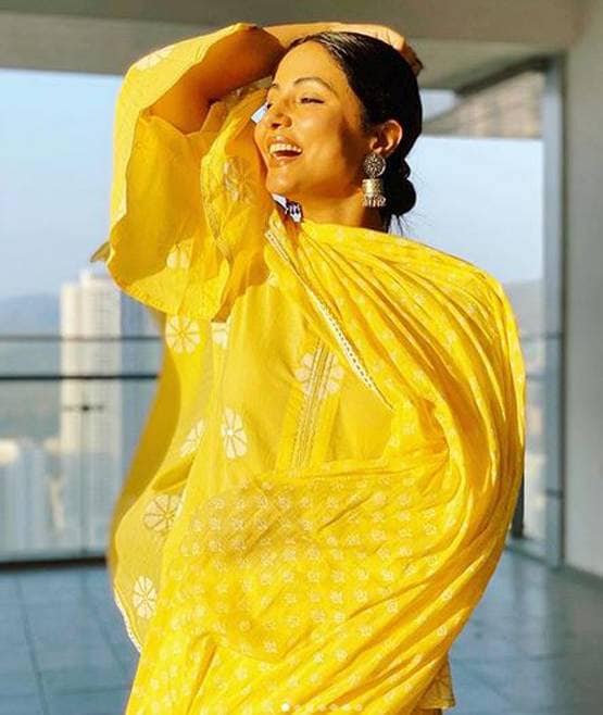 लॉकडाउन में हिना खान का लुक वायरल, सलवार-शूट में छाईं एक्ट्रेस