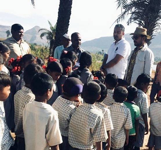 फार्महाउस पर स्कूल के बच्चों संग ऐसे मस्ती करते थे इरफान खान, देखें PHOTOS